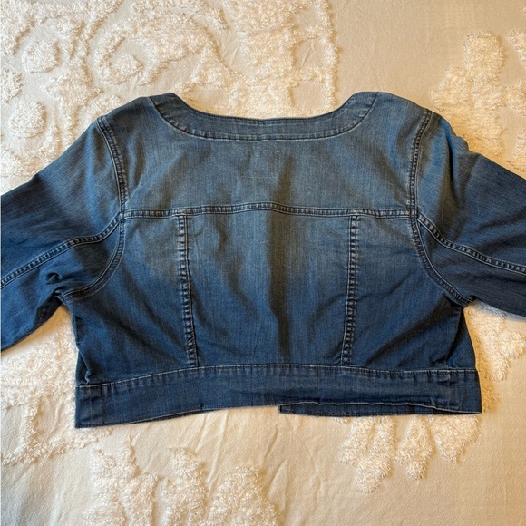 Torrid woman’s size 1 cropped button blue jean jacket EUC - Picture 3 of 10